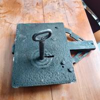 Antichissima serratura in ferro battuto 