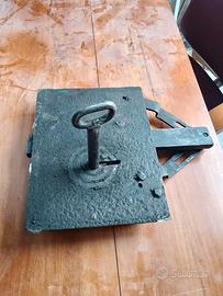 Antichissima serratura in ferro battuto 