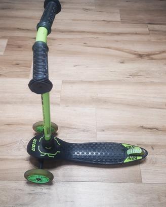 Monopattino tre ruote Neon