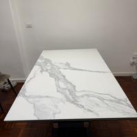 Tavolo in gres porcellanato