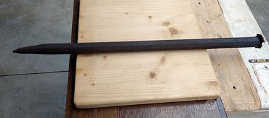 Antico grande scalpello in ferro battuto