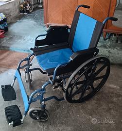 Sedia a rotelle pieghevole con cuscino