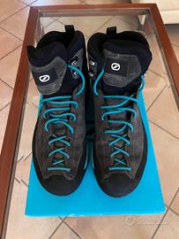 Scarponi da trecking/ferrata