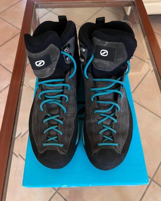 Scarponi da trecking/ferrata