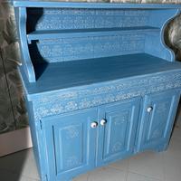 Credenza Shabby azzurra con piattaia decorata