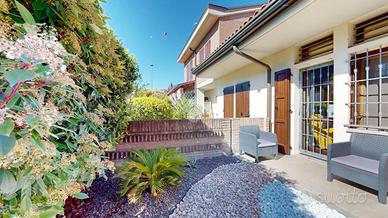 VILLA A SCHIERA A CENTO