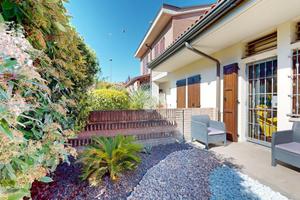 VILLA A SCHIERA A CENTO