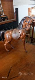 Statua di cavallo in cuoio