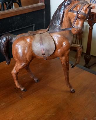 Statua di cavallo in cuoio