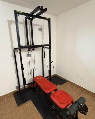 Palestra multifunzionale con panca e accessori