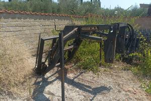 Caricatore frontale per trattore agricolo