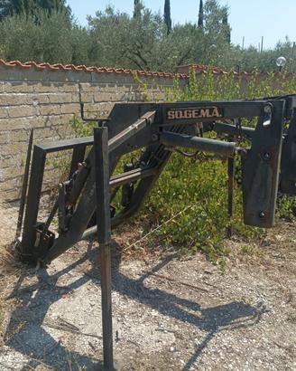 Caricatore frontale per trattore agricolo