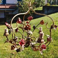 lampadario floreale con rose in ferro.