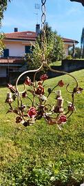 lampadario floreale con rose in ferro.