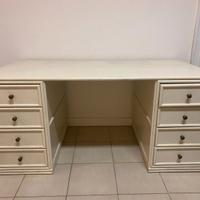 Scrivania in legno laccato bianco