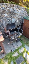 Barbecue affumicatore in ferro con pietra ollare.