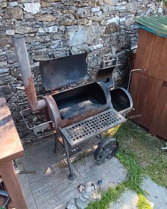 Barbecue affumicatore in ferro con pietra ollare.
