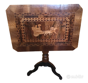 Tavolino intarsiato Rolo con carro della gloria