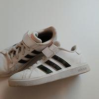 Adidas scarpe bambino nr. 30 con strappo