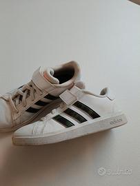 Adidas scarpe bambino nr. 30 con strappo