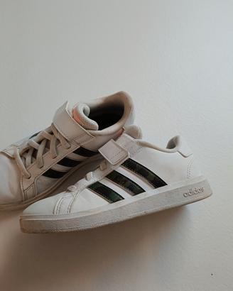 Adidas scarpe bambino nr. 30 con strappo