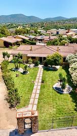 Elegante villa caposchiera con ampio giardino