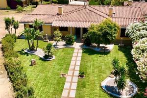 Elegante villa caposchiera con ampio giardino