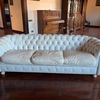 Divano Chesterfield in pelle bianco