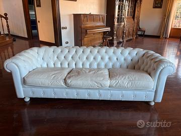 Divano Chesterfield in pelle bianco