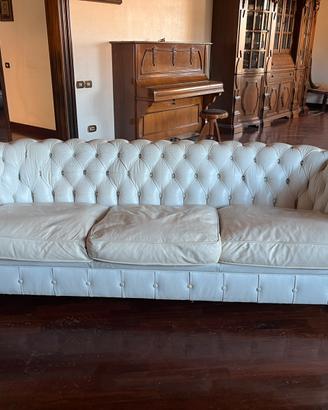 Divano Chesterfield in pelle bianco