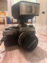 Fotocamera Olympus OM-10 obiettivo 50 mm con flash