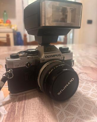 Fotocamera Olympus OM-10 obiettivo 50 mm con flash