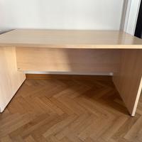 Scrivania rovere chiaro solida e spaziosa