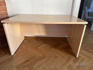 Scrivania rovere chiaro solida e spaziosa
