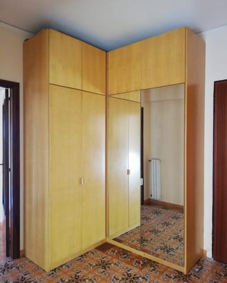 Armadio in legno con ante a specchio. 