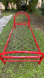 Letto singolo struttura rossa con materasso