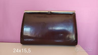 Pochette in pelle lucida marrone