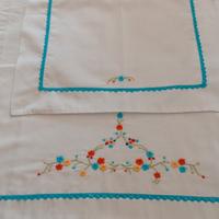 Lenzuolo per culla ricamato a mano.