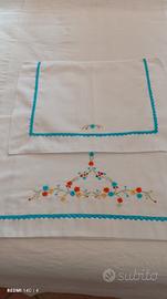 Lenzuolo per culla ricamato a mano.