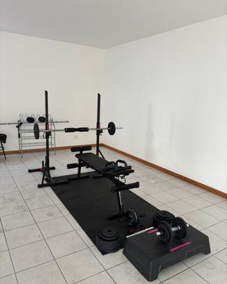 Home Gym completa: Panca, Rack, pesi, accessori