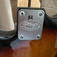 Chitarra elettrica con custodia e scatola.