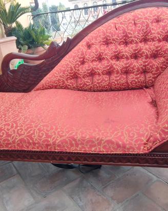 Dormeuse antica in legno intagliato 