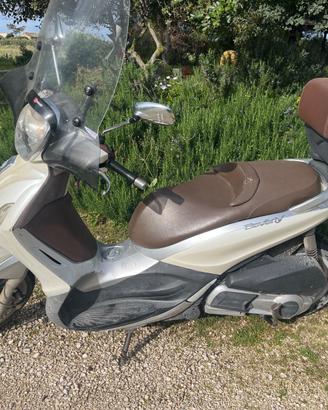 Beverly 300 anno 2010