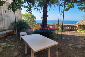 VIA SANT'ANNA - Villa su 2 elevaz. con giardino