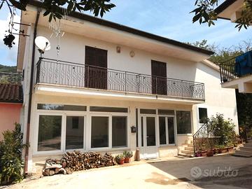 Porzione di bifamiliare con giardino