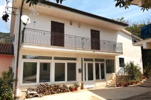 Porzione di bifamiliare con giardino