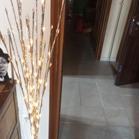 Albero fluorescente con luci