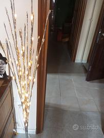 Albero fluorescente con luci