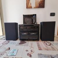 Piccolo stereo con radio, piatto e 2 piastre