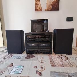 Piccolo stereo con radio, piatto e 2 piastre